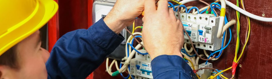 Un électricien : un artisan chargé de concevoir les systèmes électriques !