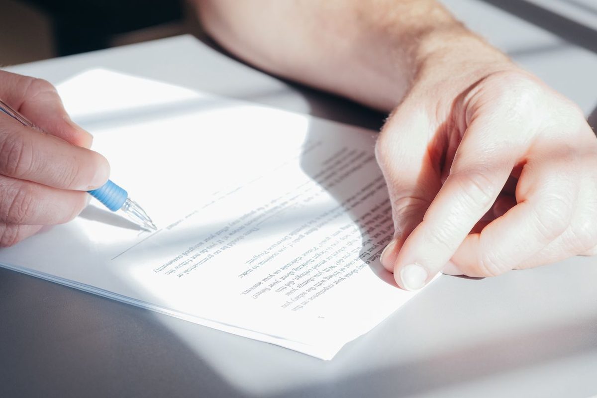 Signature d'un contrat au stylo, vue rapprochée