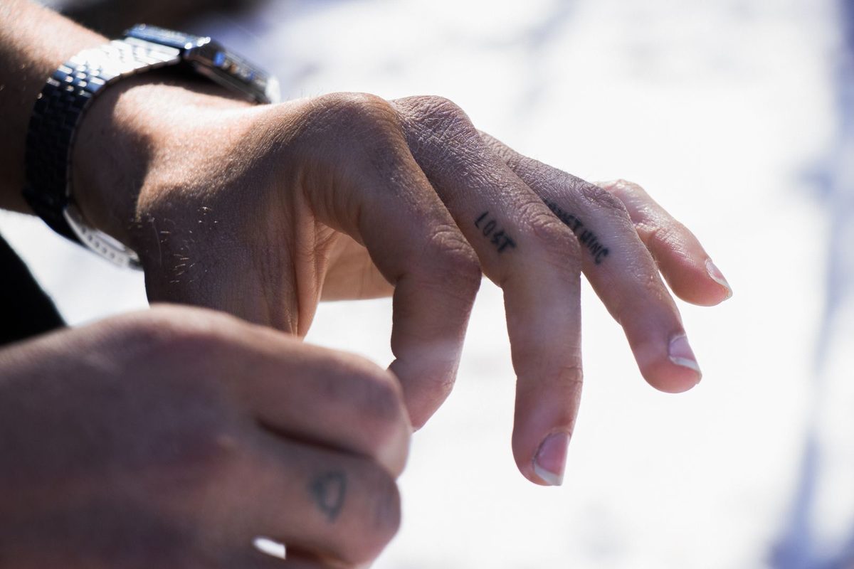 Doigts tatoués photographiés en lumière naturelle