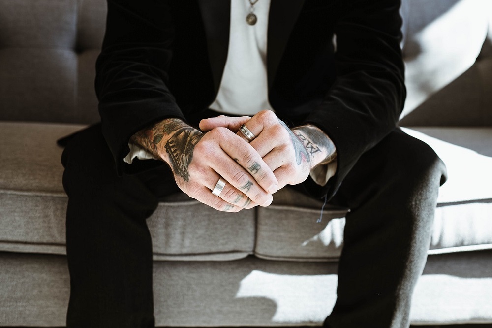 Tatouage doigt pour homme et femme : Signfication, et exemples