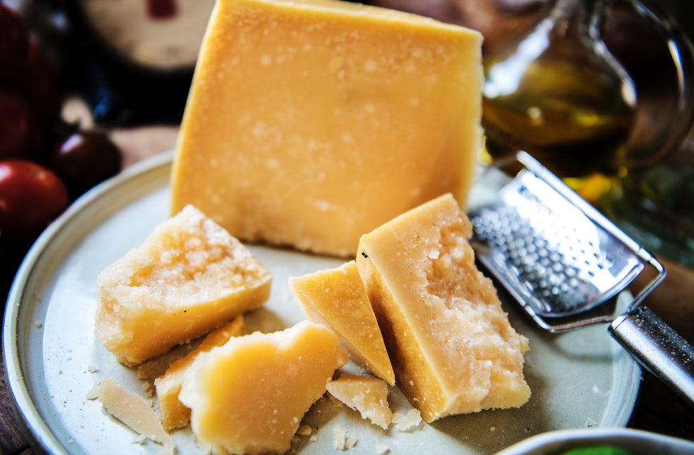 Couteaux à fromage : lesquels choisir selon les fromages ?
