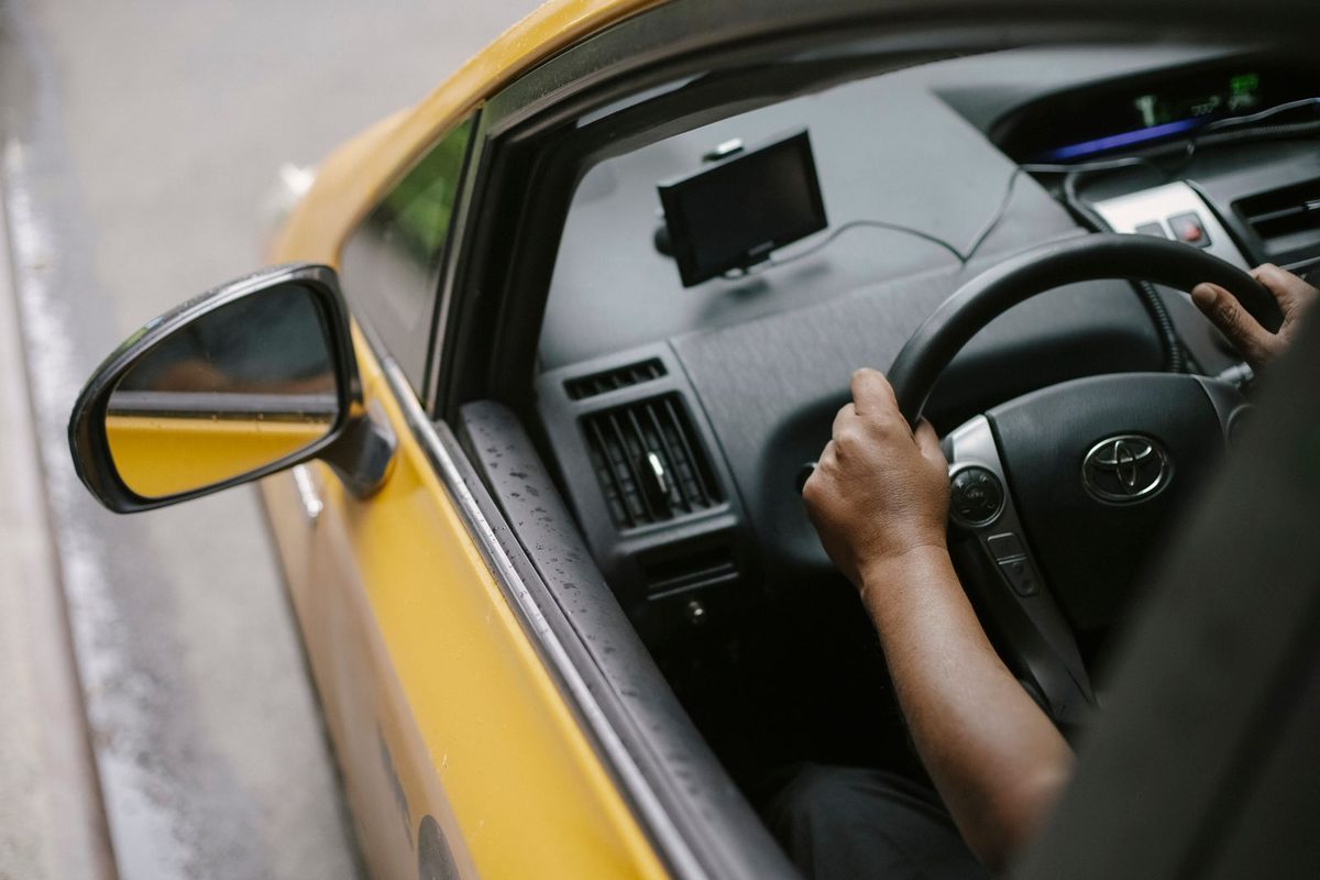 Chauffeur au volant, GPS fixé au pare-brise