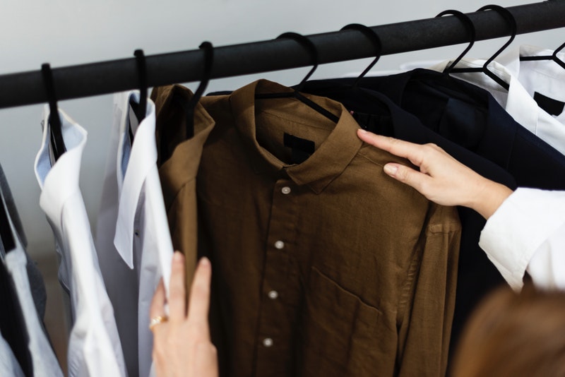 Comment enlever de la colle sur un vêtement ? Tissu, cuir etc.