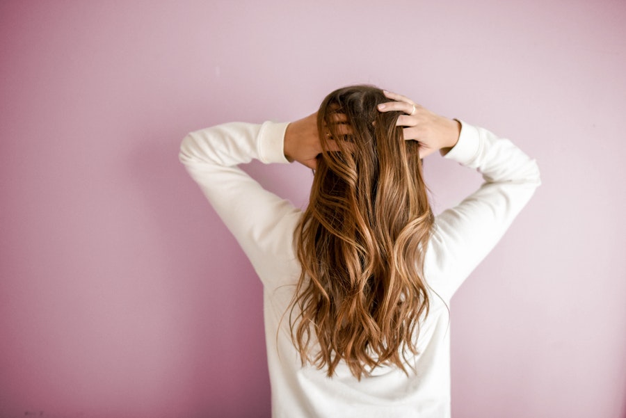 Epaissir ses cheveux : Les recettes de grand-mère et les soins naturels