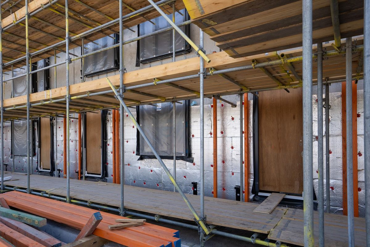 Immeuble en construction, échafaudages et panneaux isolants