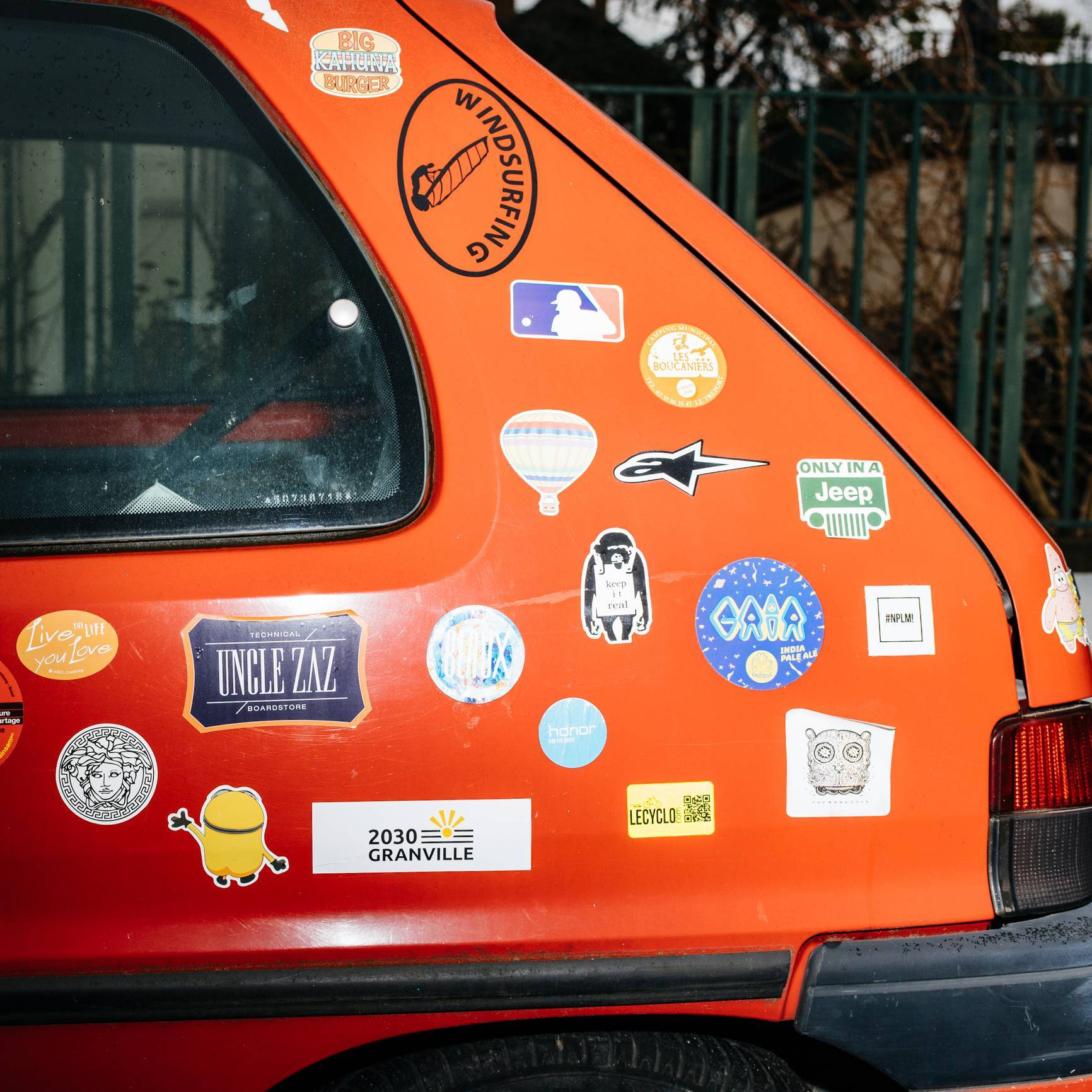 Pose sticker voiture méthode à sec
