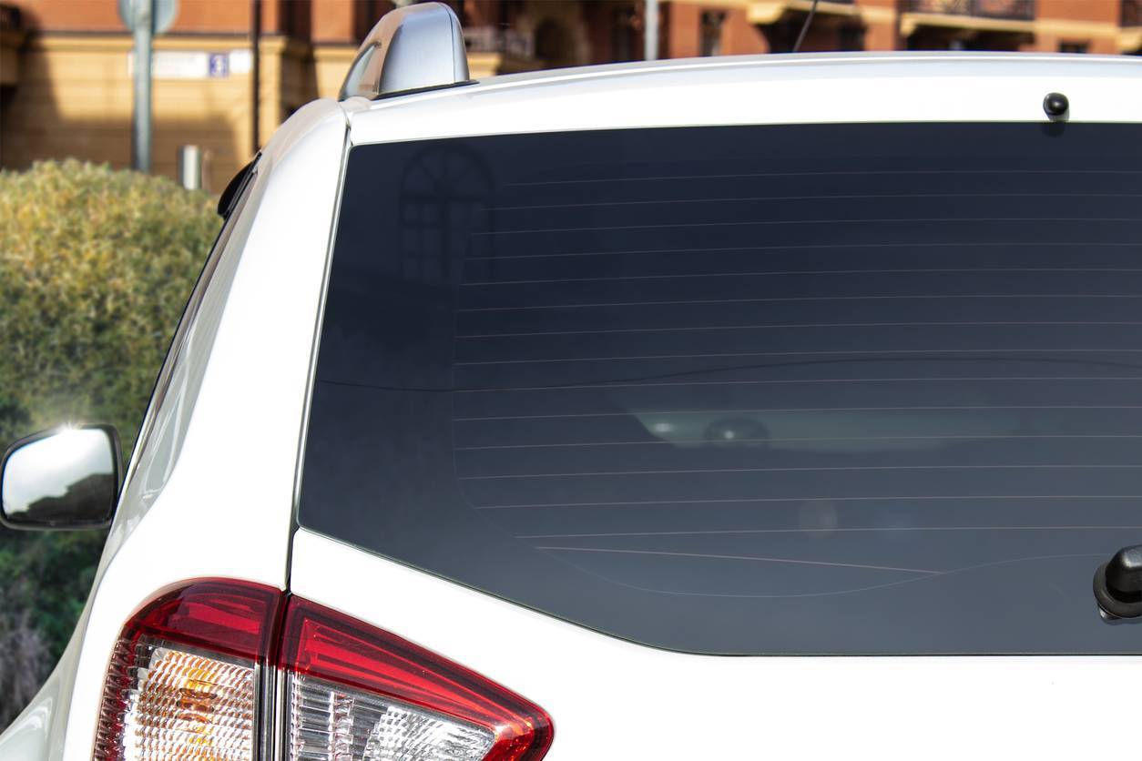 Outils pour poser un sticker sur une voiture