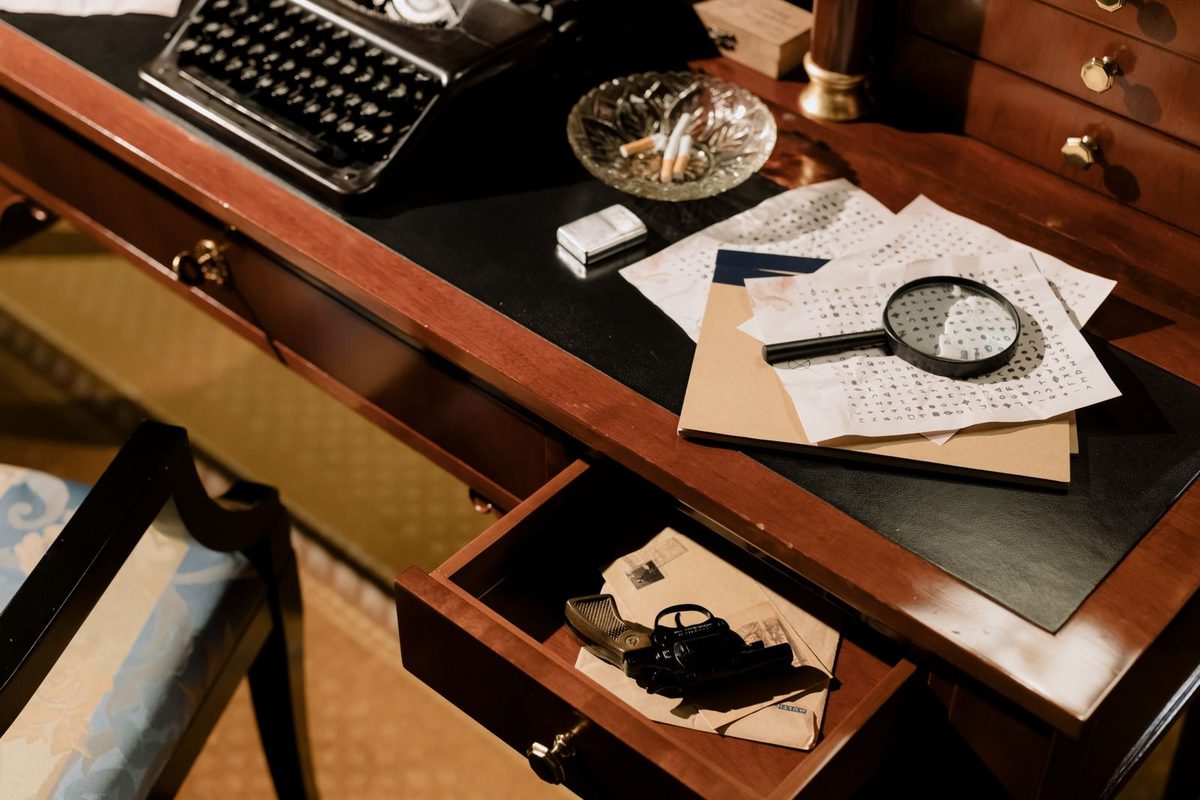 Bureau ancien avec machine à écrire, loupe et documents