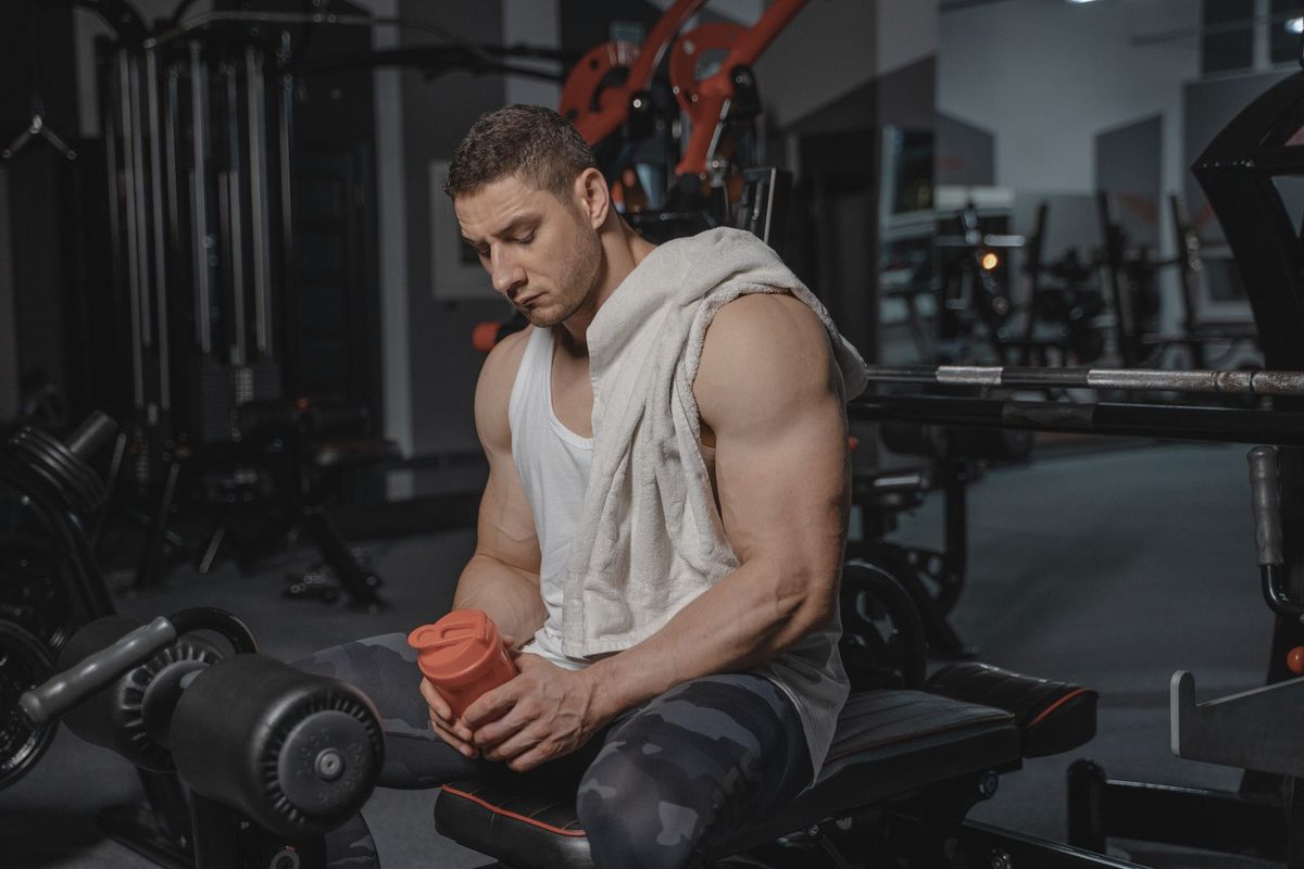 Sportif tenant un shaker après sa séance de musculation