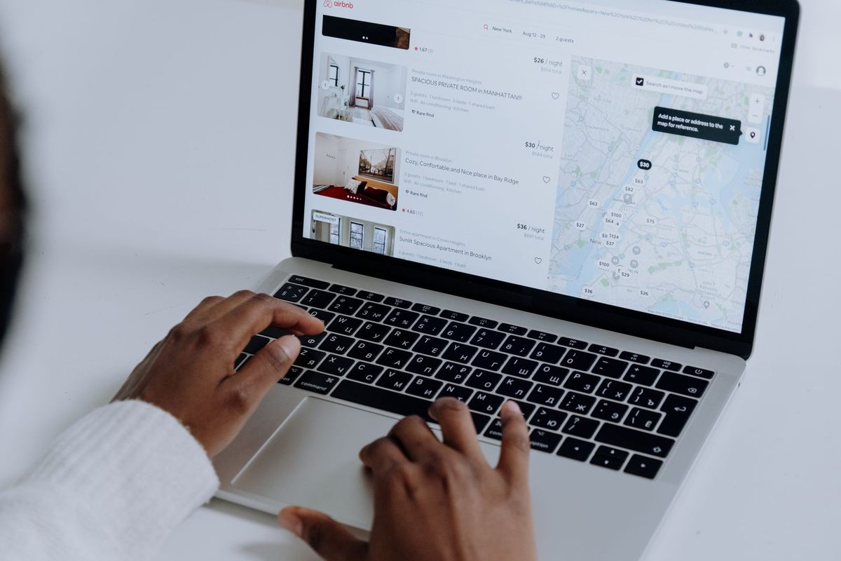 Mains saisissant un formulaire en ligne sur un ordinateur portable