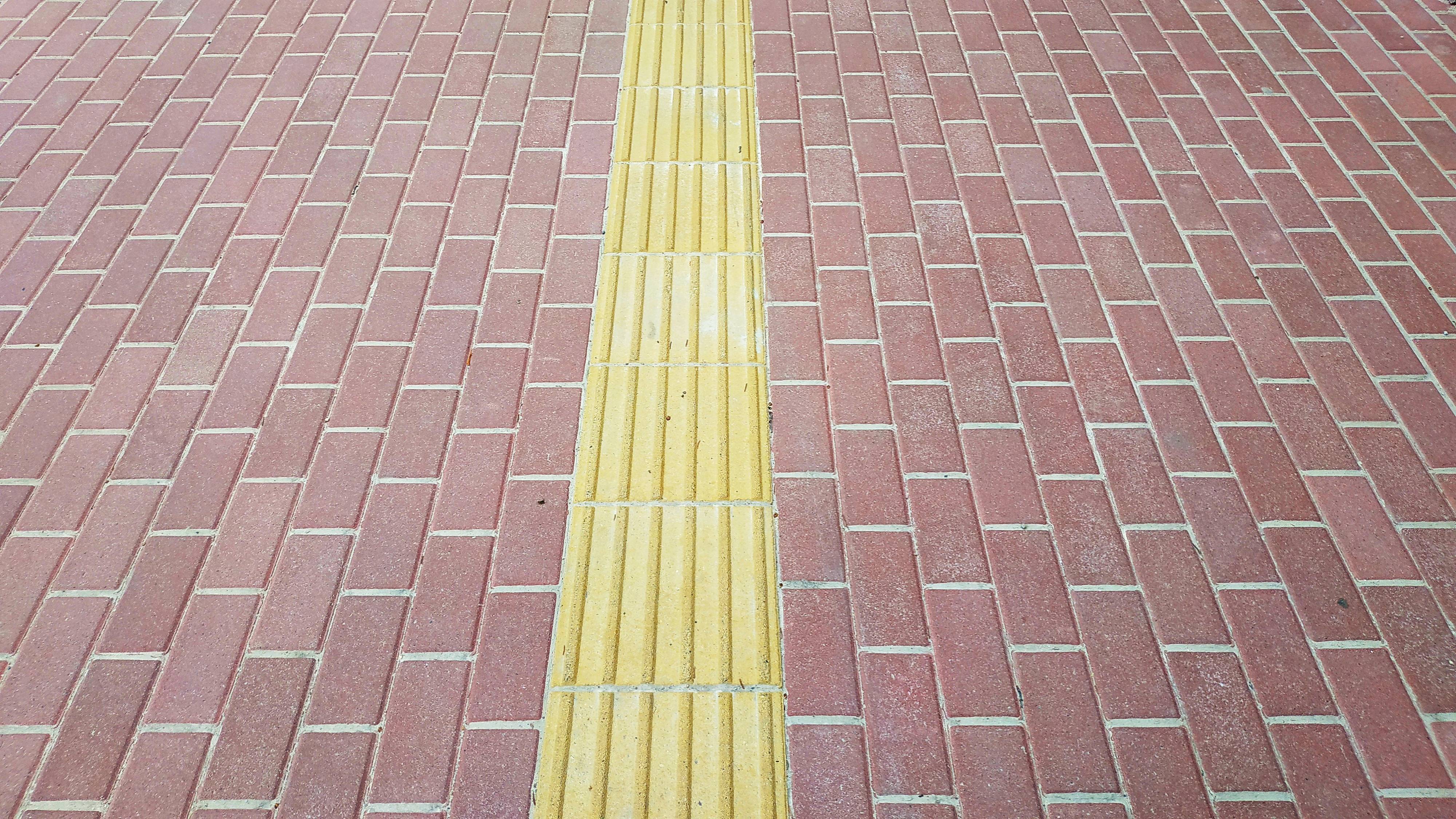 installation podotactile bande de guidage