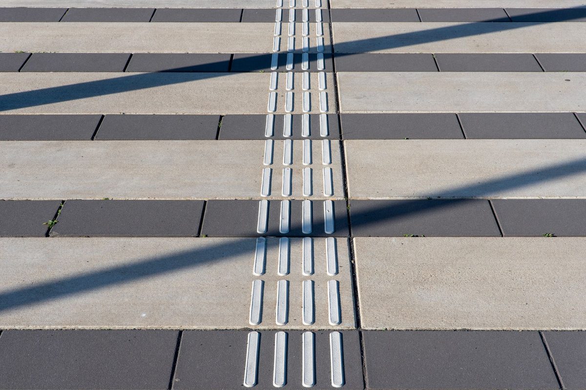 Bande de guidage podotactile sur un trottoir urbain