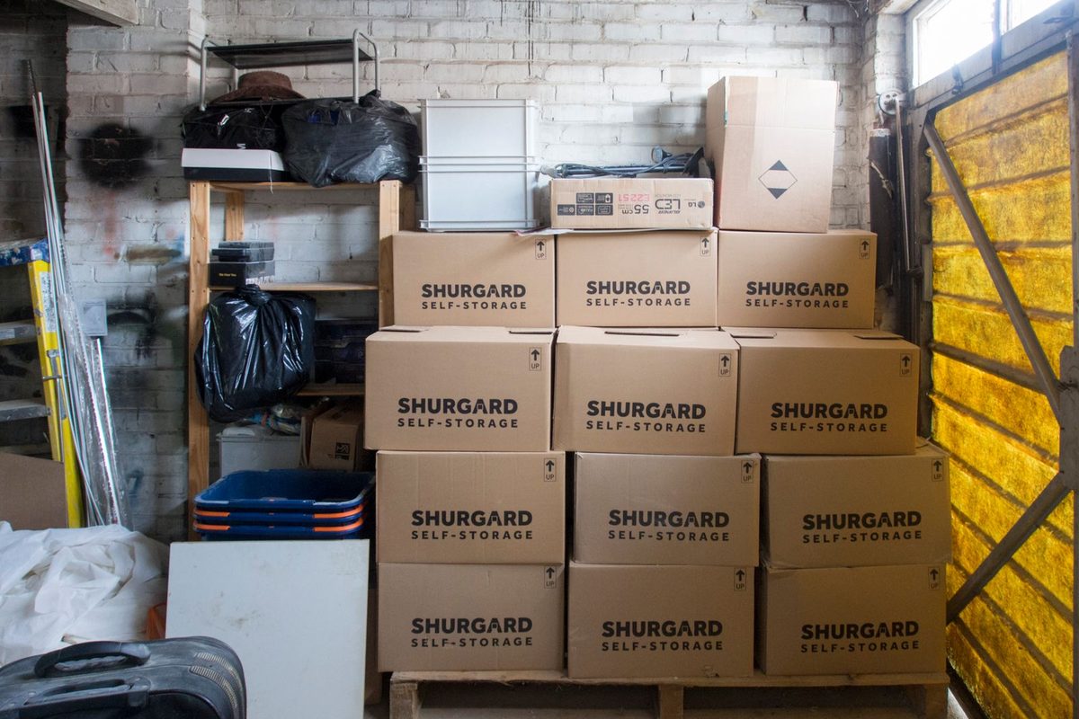 Box de garde-meuble rempli de cartons empilés