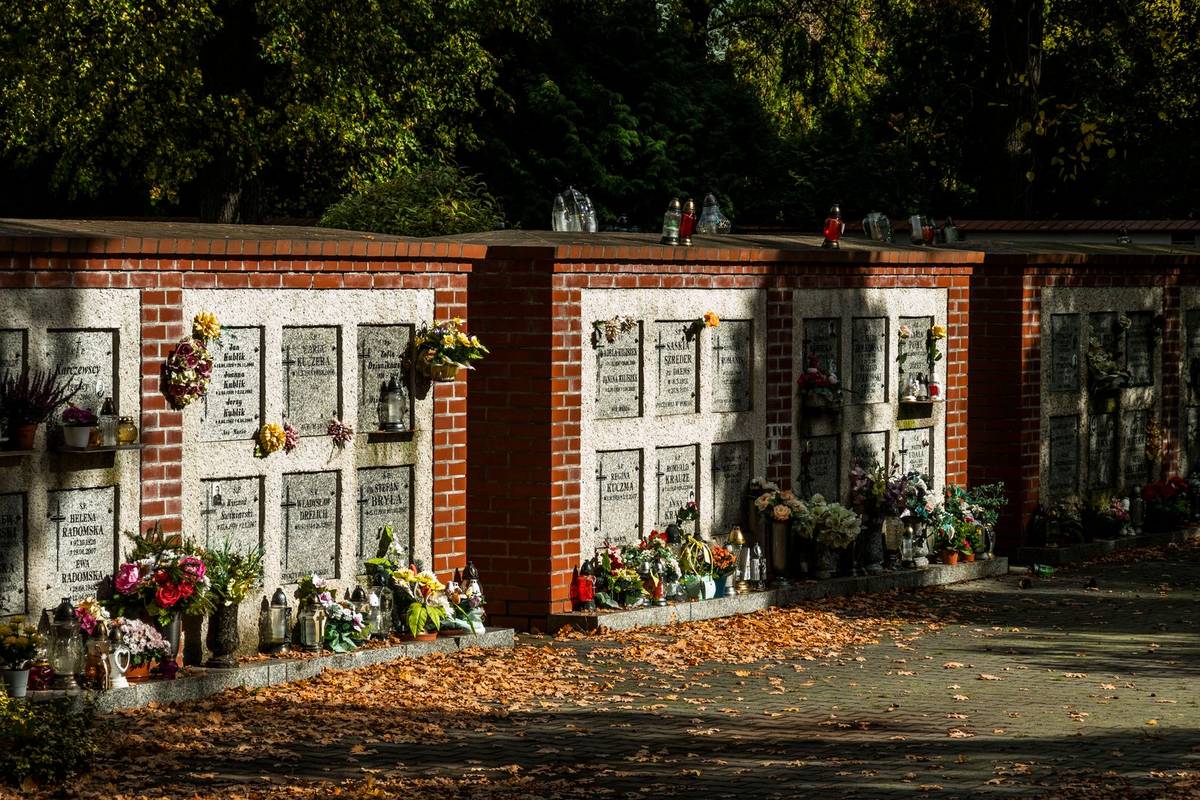 Cases de columbarium fleuries, en fin de journée