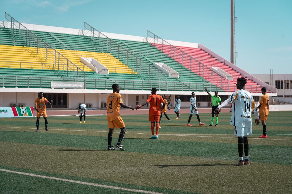 Match de football dans un stade aux gradins colorés