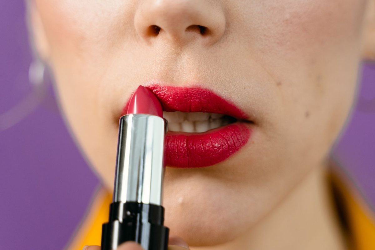 Application d'un rouge à lèvres, vue rapprochée