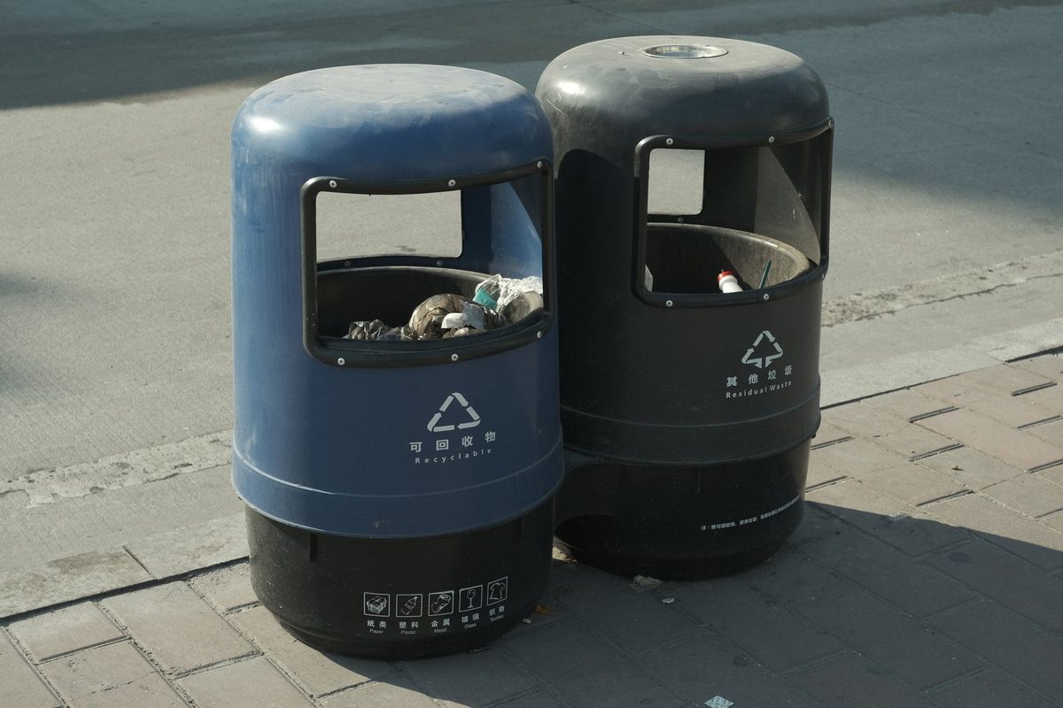 Deux corbeilles de tri installées sur un trottoir