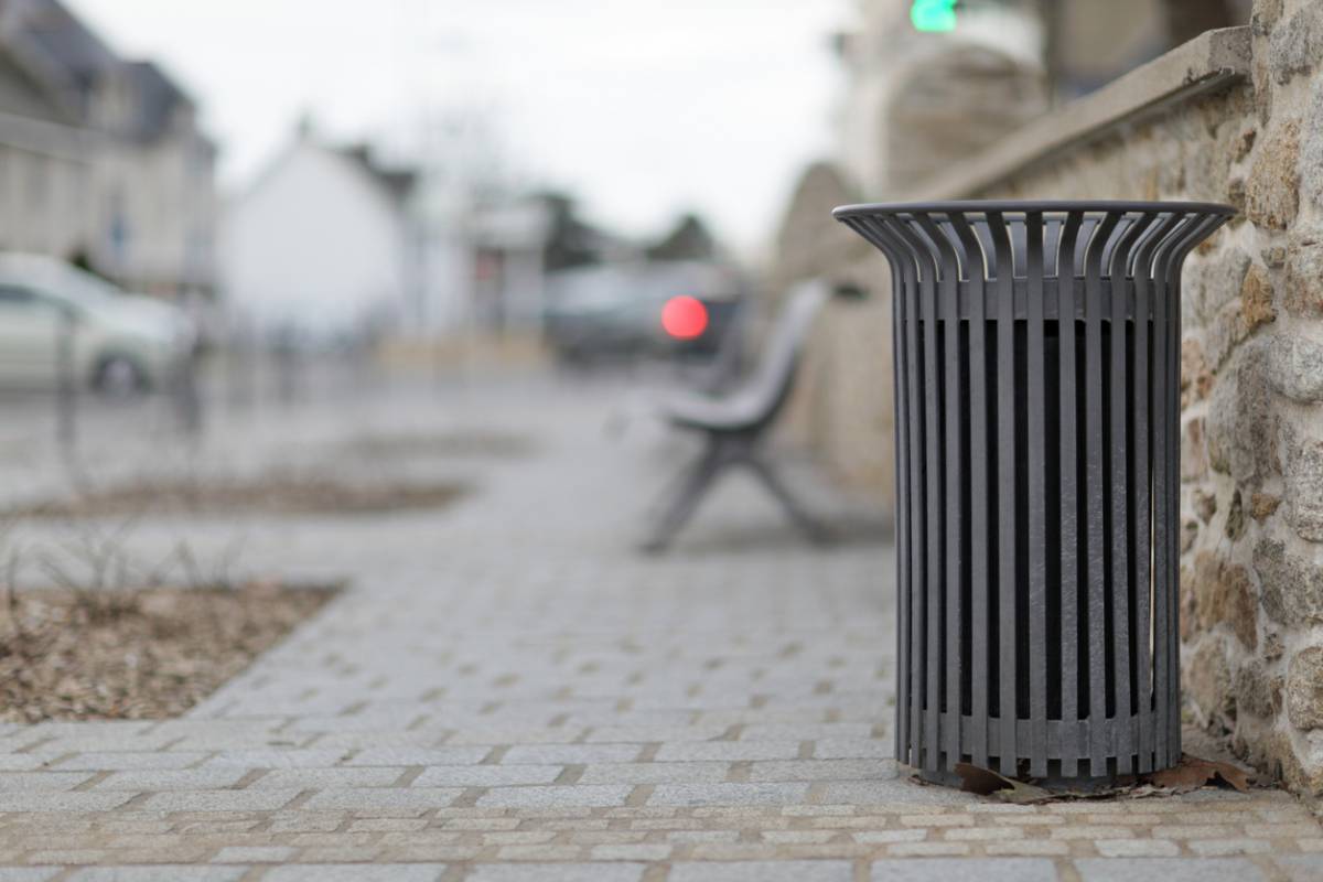 Comment bien choisir une corbeille urbaine pour les espaces publics ?