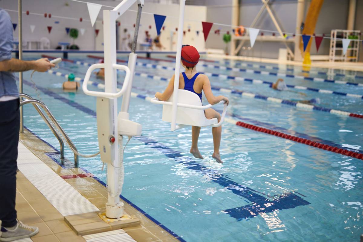 L'élévateur de piscine mobile : une solution d'accessibilité indispensable