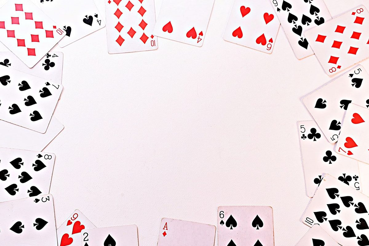 Cartes à jouer disposées en cercle sur fond blanc