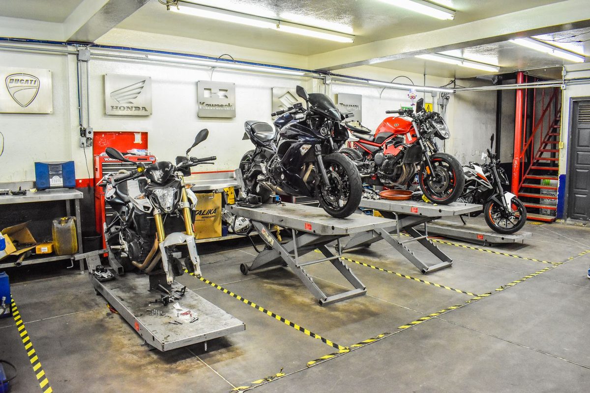 Motos en réparation sur des béquilles dans un atelier
