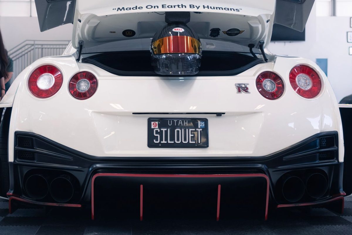 Arrière d'une voiture de sport orné d'un autocollant