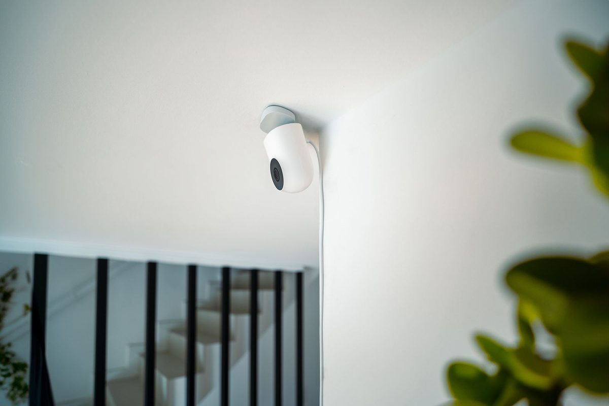 Petite caméra de surveillance fixée sur le mur d'un intérieur