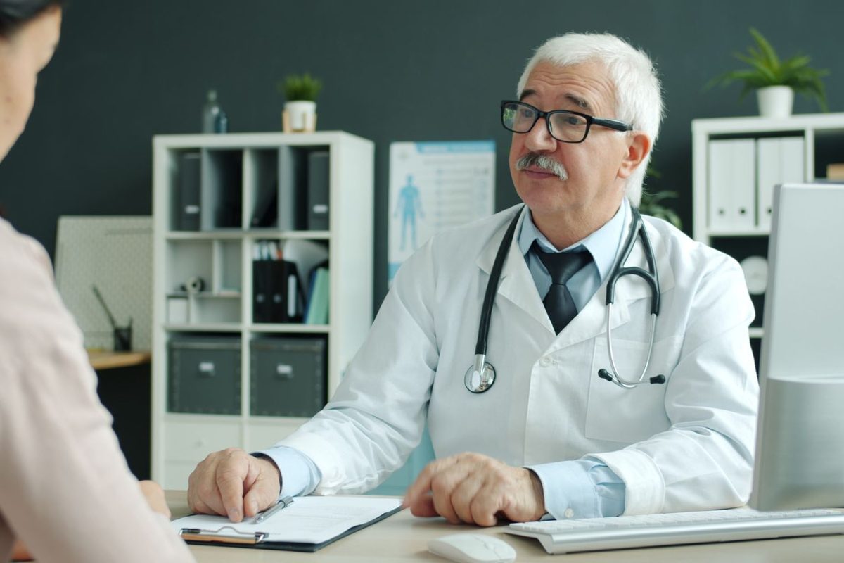 Médecin recevant une patiente dans son cabinet