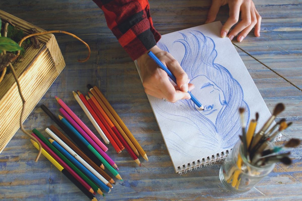 Dessin au crayon de couleur en cours sur une table en bois