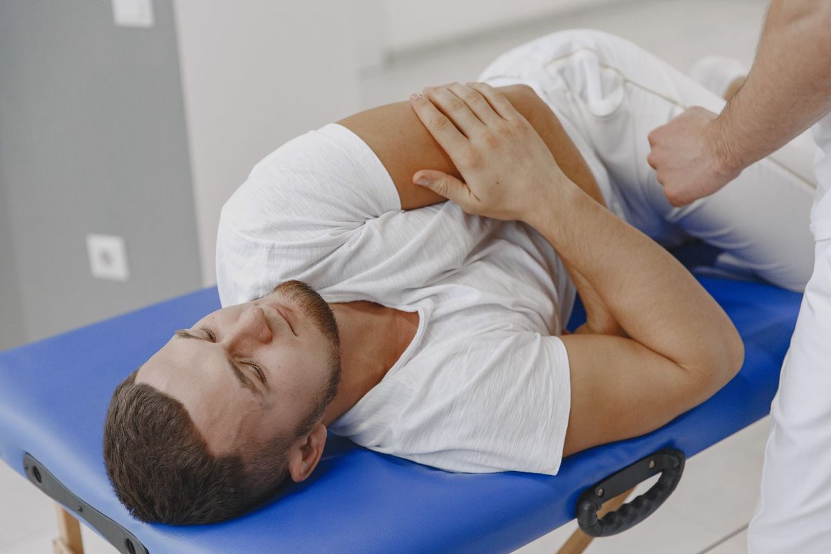 Séance de kinésithérapie sur une table de soins