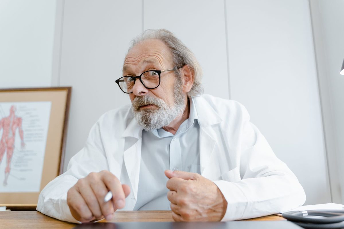 Médecin en consultation à son bureau