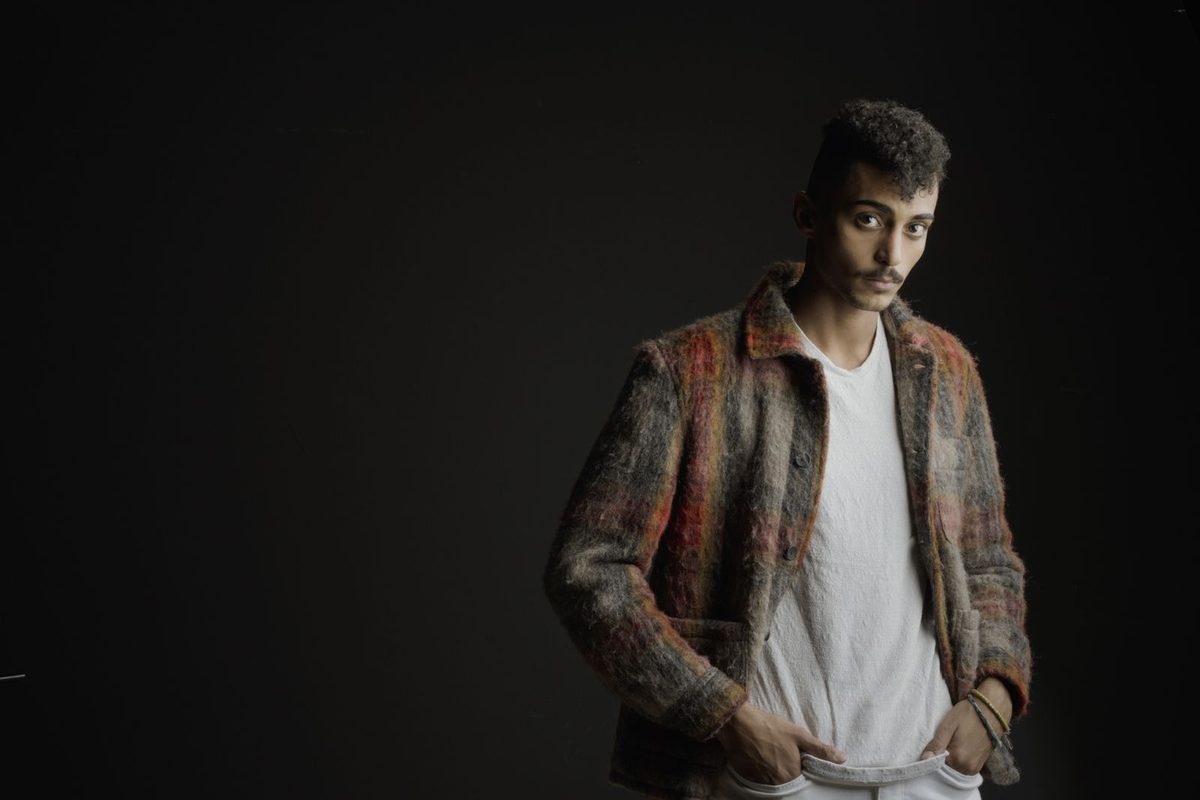 Mannequin homme posant en studio sur fond sombre