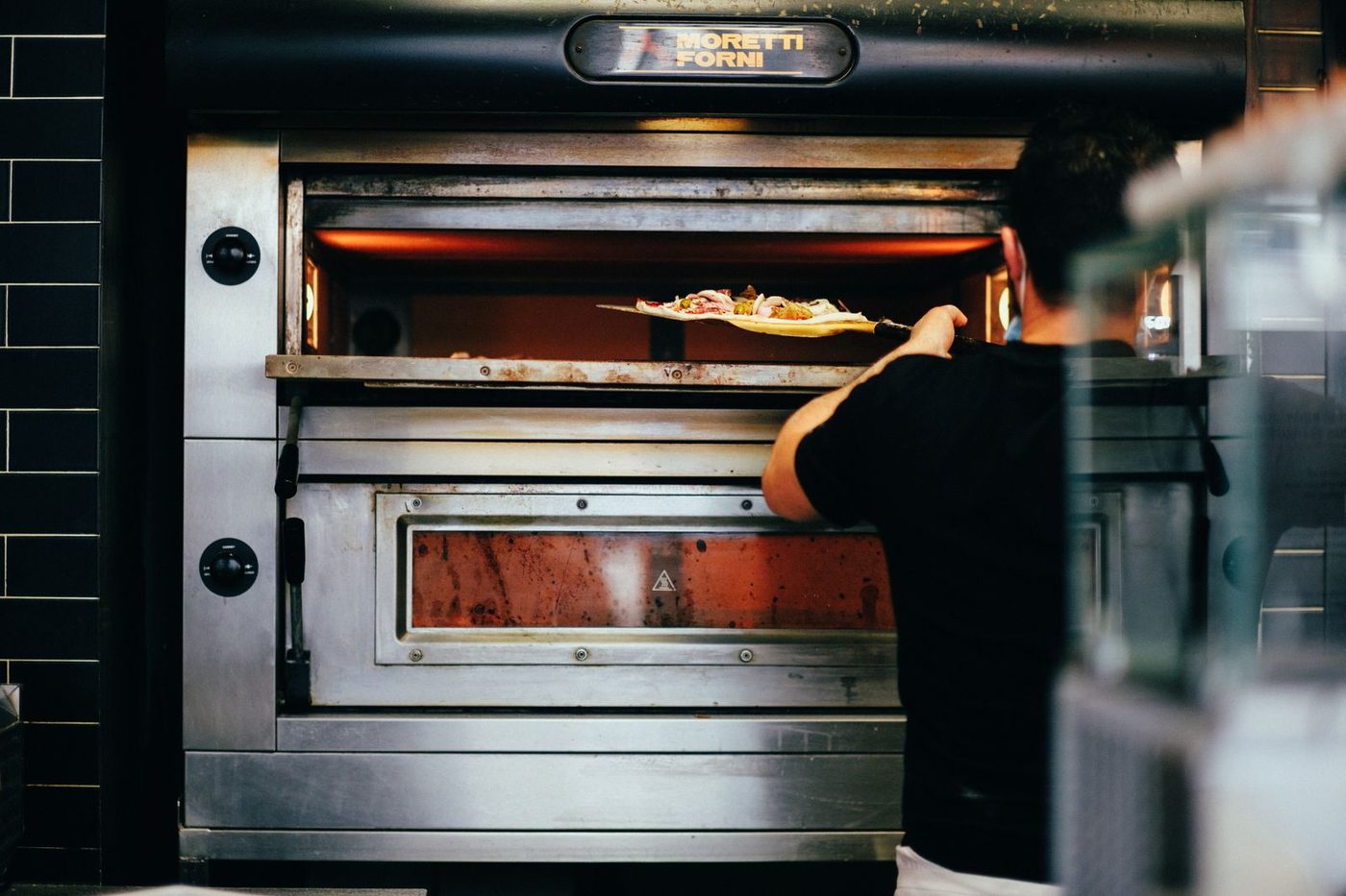 Four à pizza professionnel à plusieurs chambres en cuisine