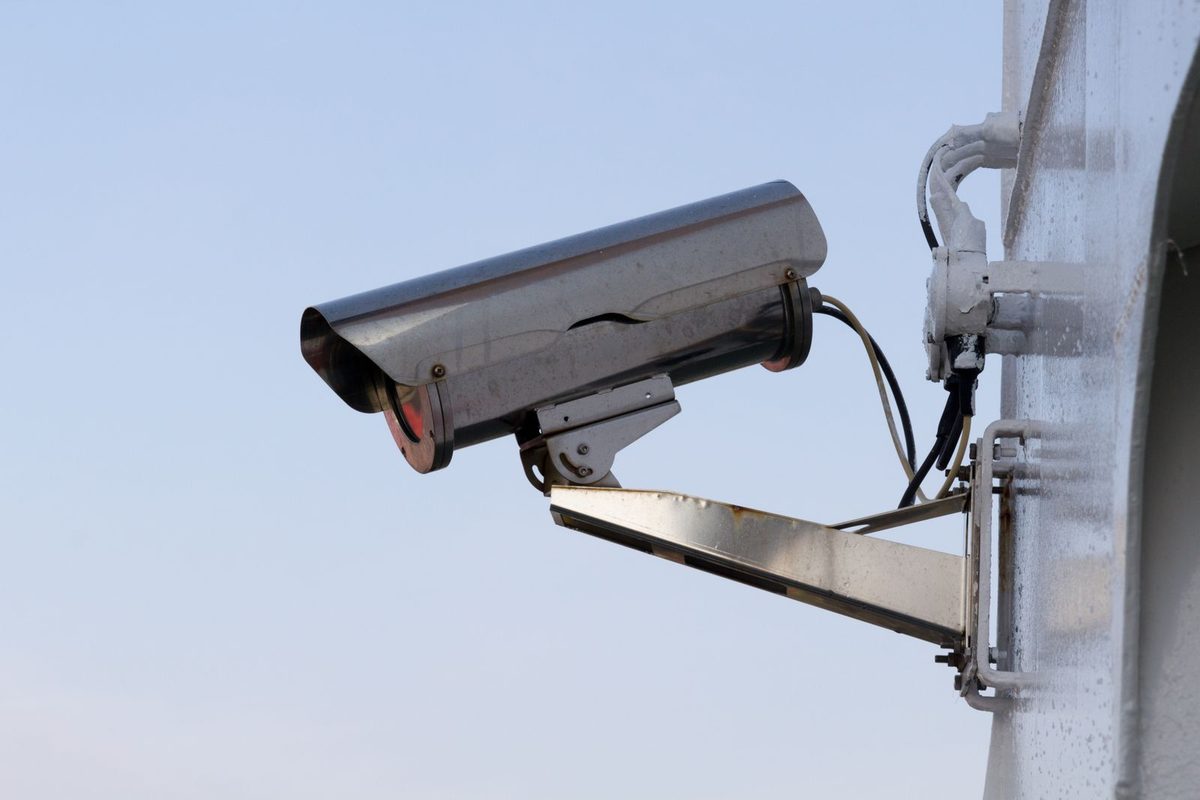 Caméra de surveillance fixée sur le mur extérieur d'une habitation