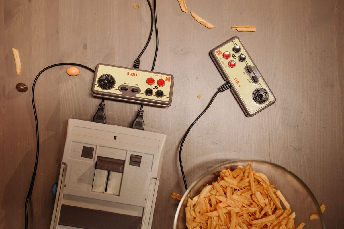 Installation de jeu rétro : console, manettes et en-cas