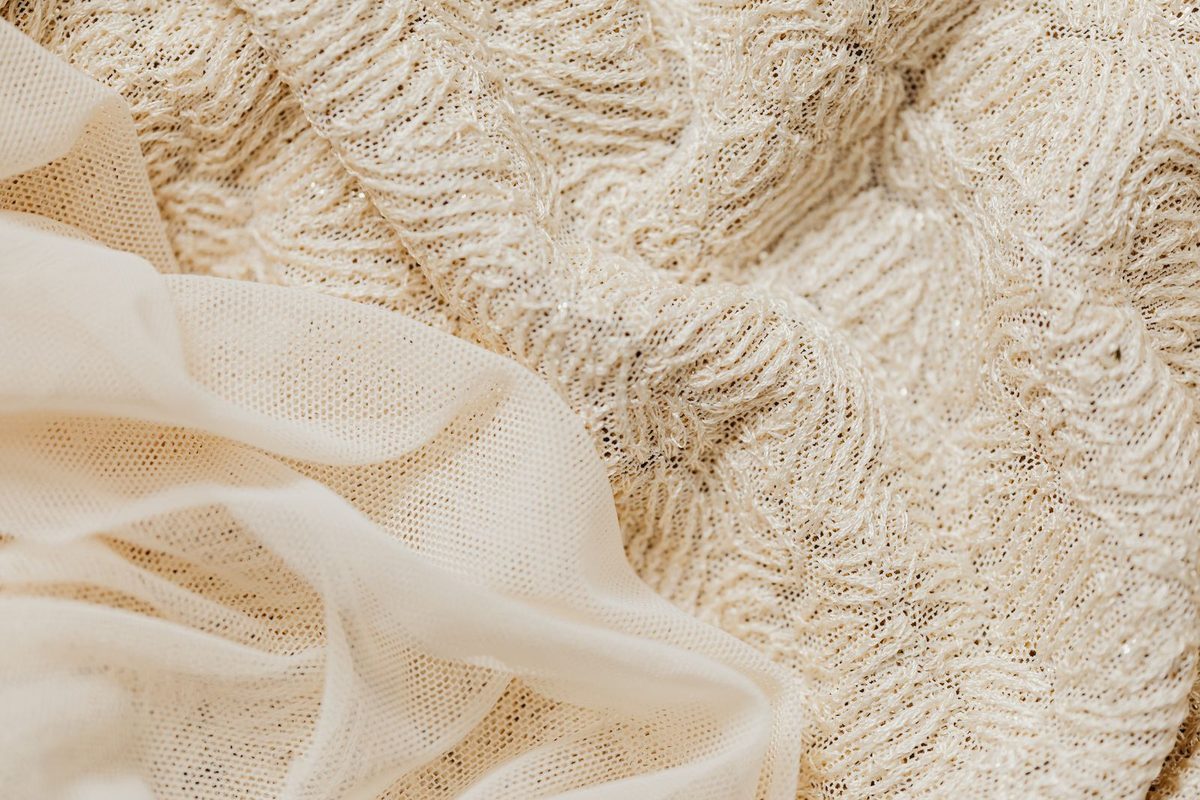 Détail d'une dentelle beige et d'un voile transparent