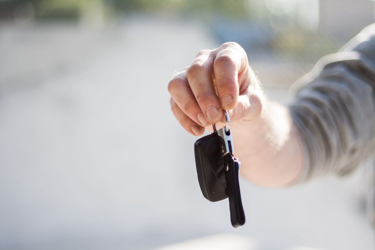 Main tendant une clé de voiture
