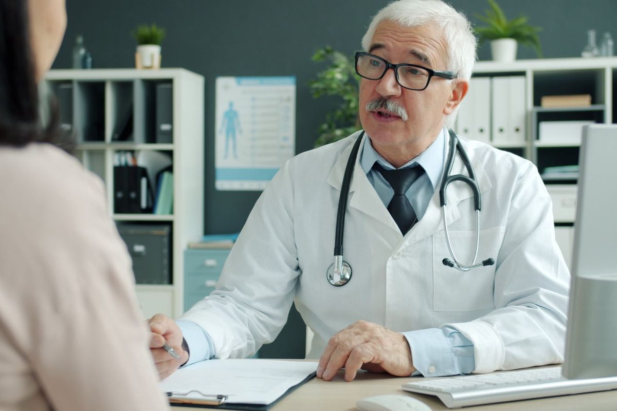 Médecin en consultation face à une patiente