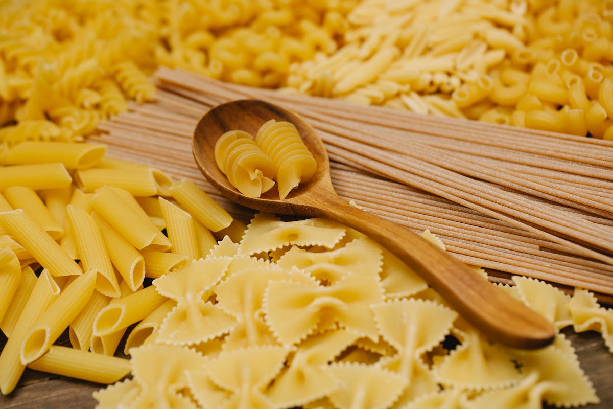 Portion de pâtes sèches dans une assiette