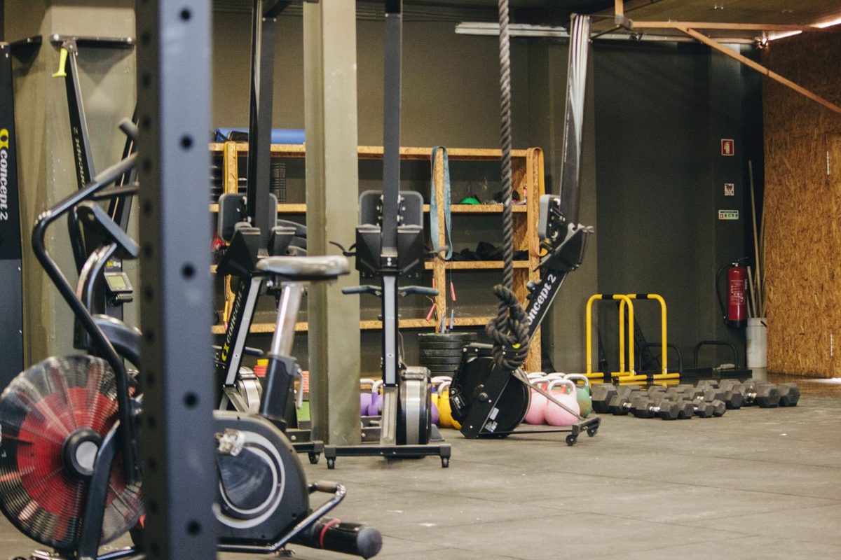 Salle de musculation équipée de racks et de charges libres