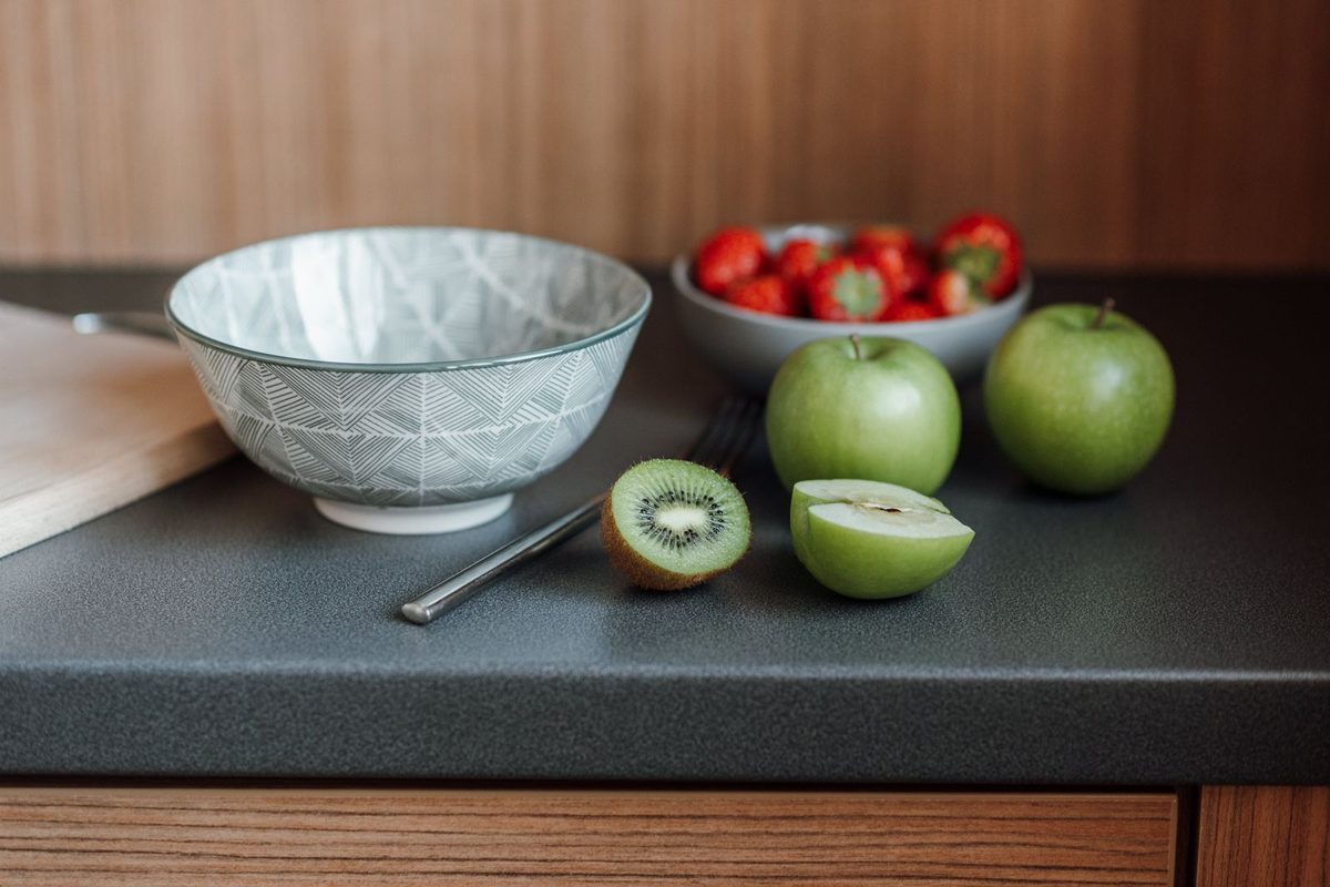 Coupelle de fruits frais posée sur un plan de travail de cuisine