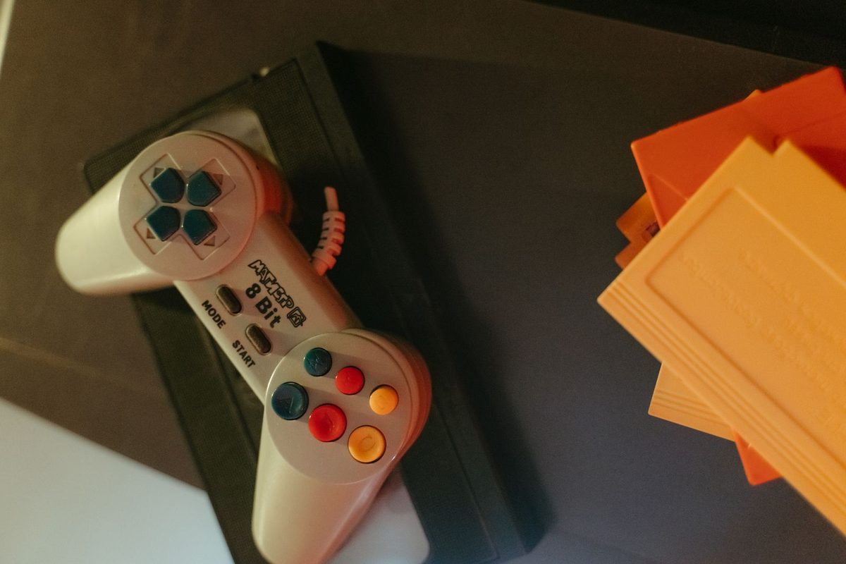 Manette de console rétro posée près de cartouches de jeu
