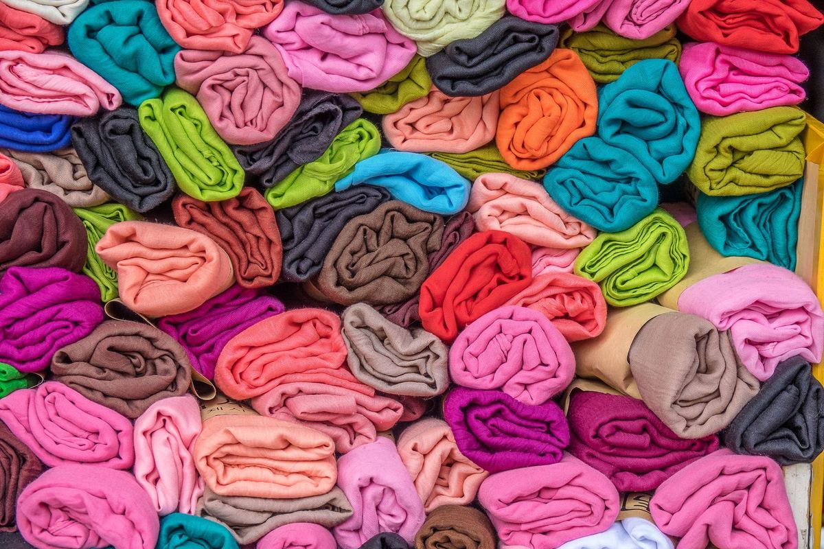 Rouleaux de tissus colorés empilés