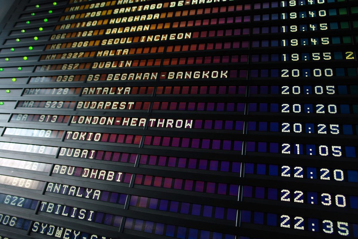 Tableau d'affichage à palettes d'un aéroport listant les destinations et les horaires