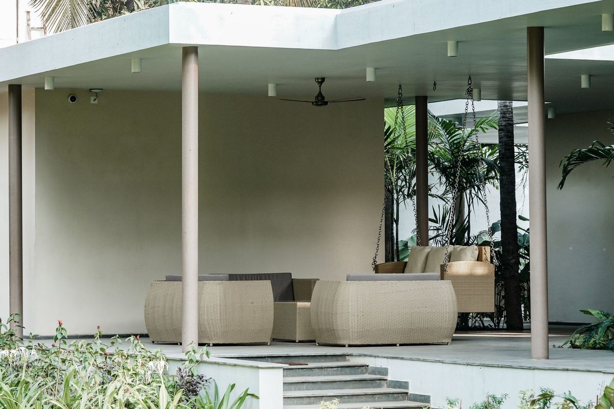 Salon de jardin en résine tressée installé sur une terrasse en bois