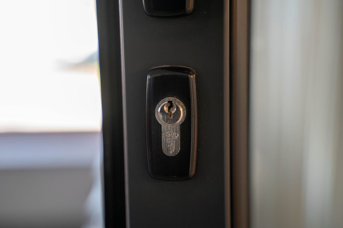 Serrure en acier sur une porte fermée, vue rapprochée