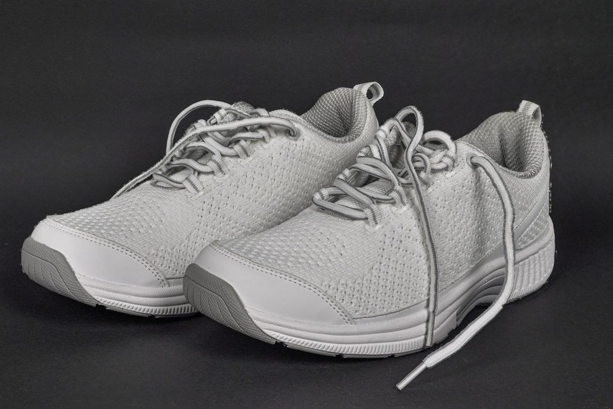 Paire de baskets grises sur fond sombre