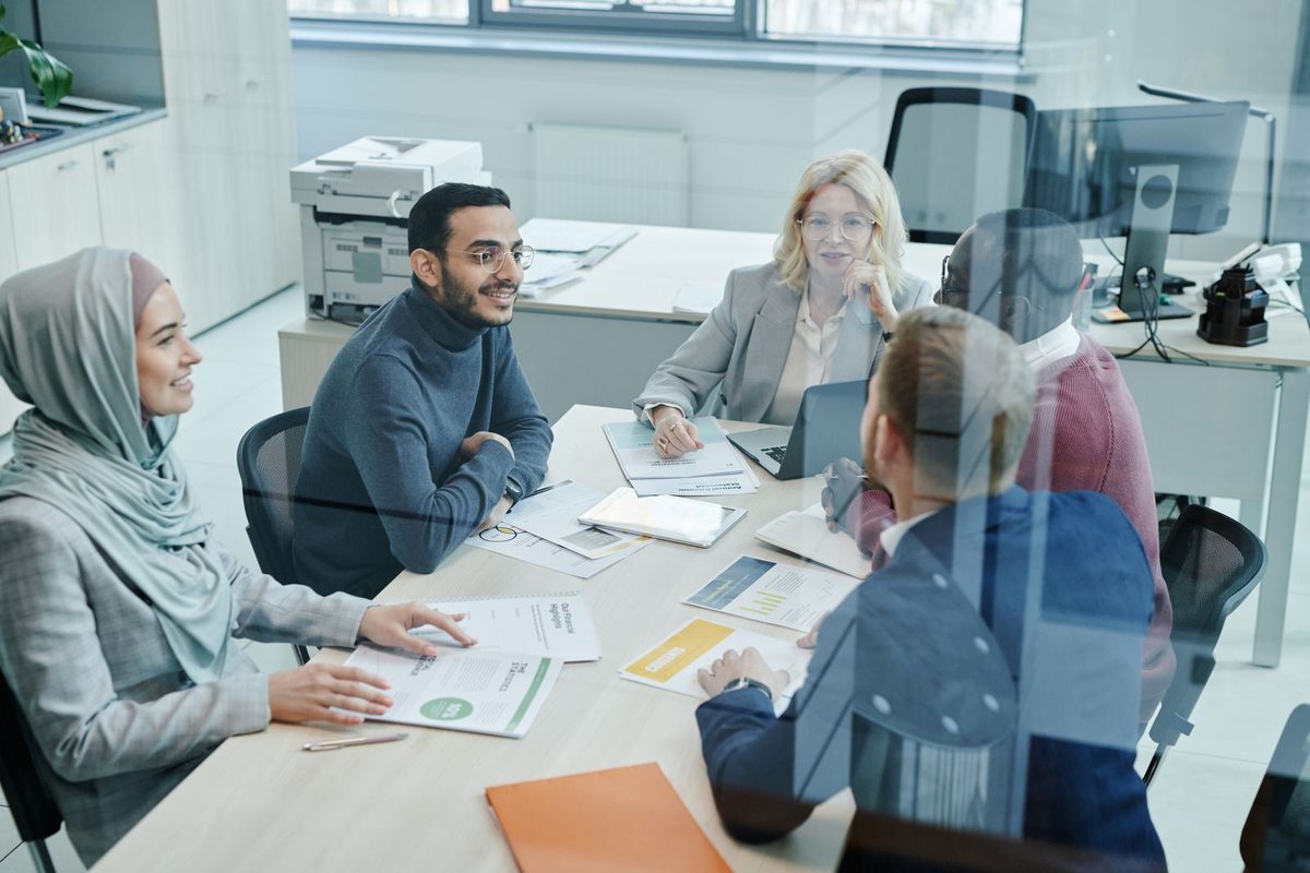 Réunion de travail autour d'une table, participants attentifs