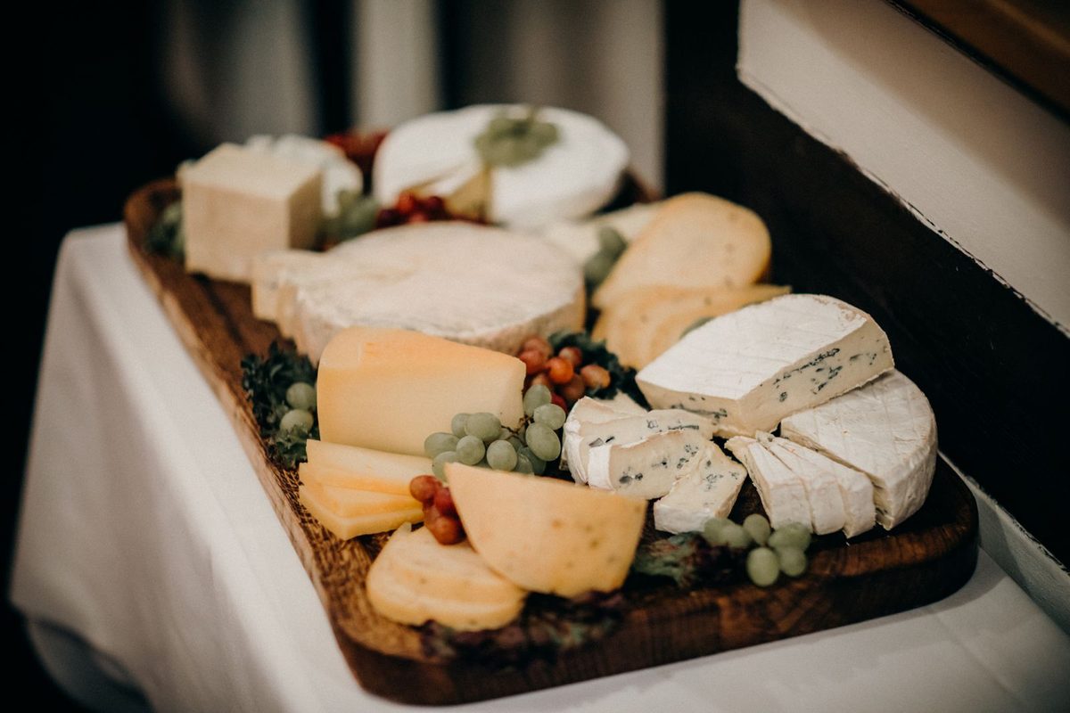 Plateau de fromages variés présenté sur une planche