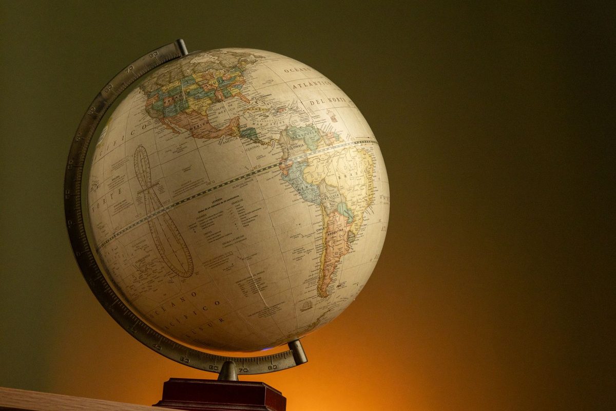 Globe ancien éclairé d'une lumière chaude